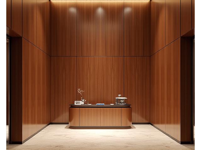 Eine elegante Holzpaneelwand in einem luxuriösen Empfangsbereich, die natürliche Holzmaserung betont die Raumhöhe.